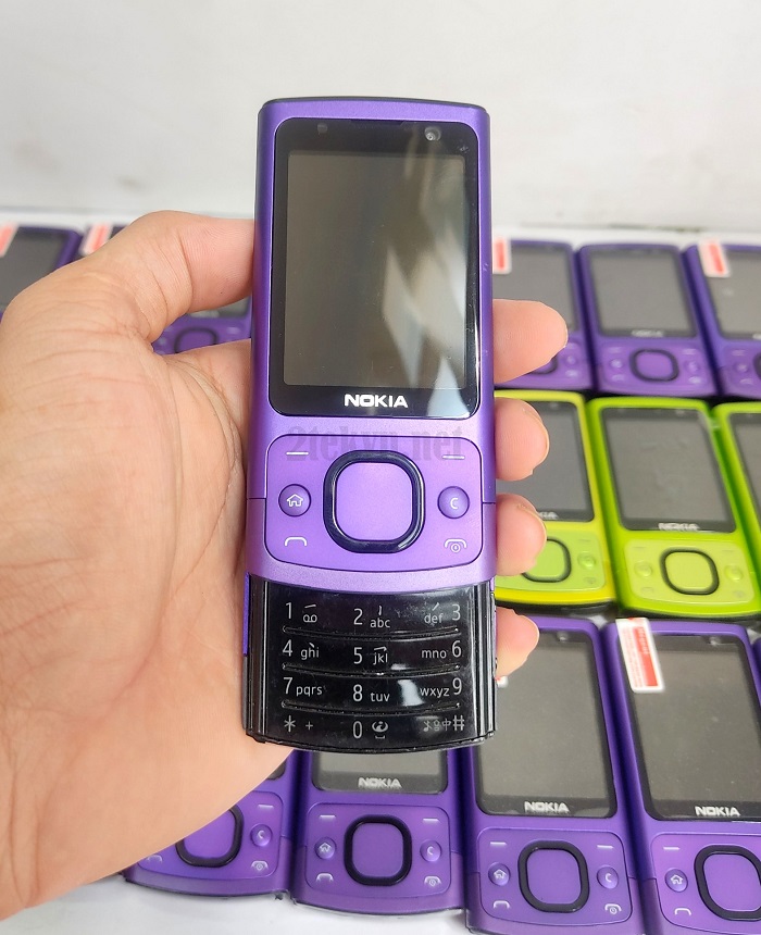 Trên tay chiếc Nokia 6700s màu tím