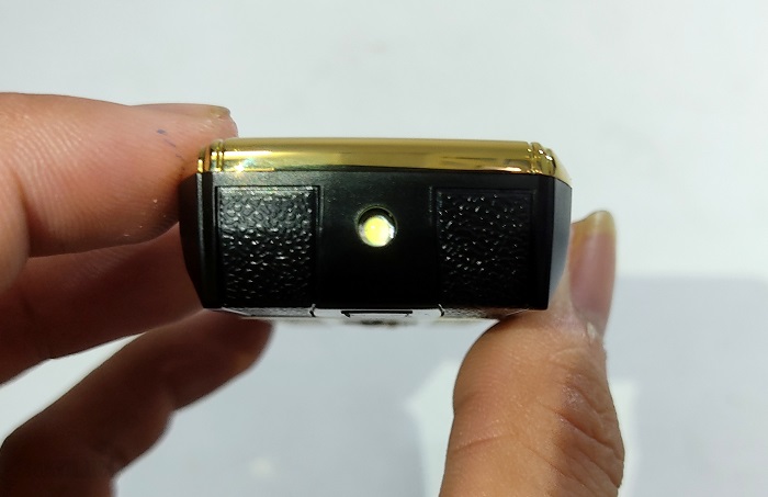 Phần đỉnh đầu của máy là một đèn pin tiện lợi Phần đỉnh đầu của máy là một đèn pin tiện lợi