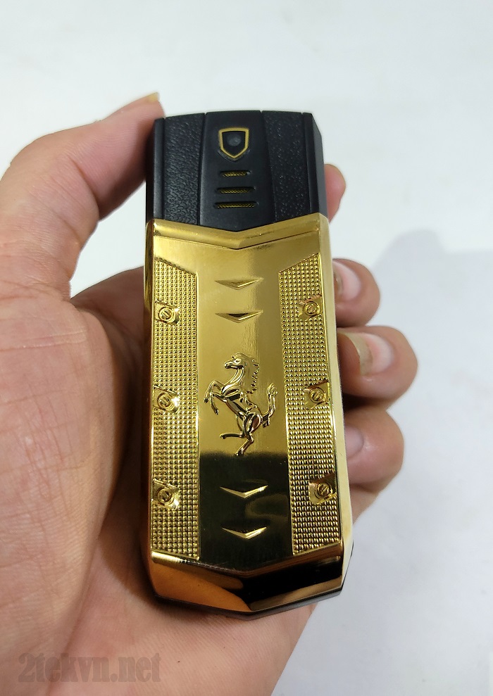 Mặt sau của chiếc Vertu A88 Mặt sau của chiếc Vertu A88