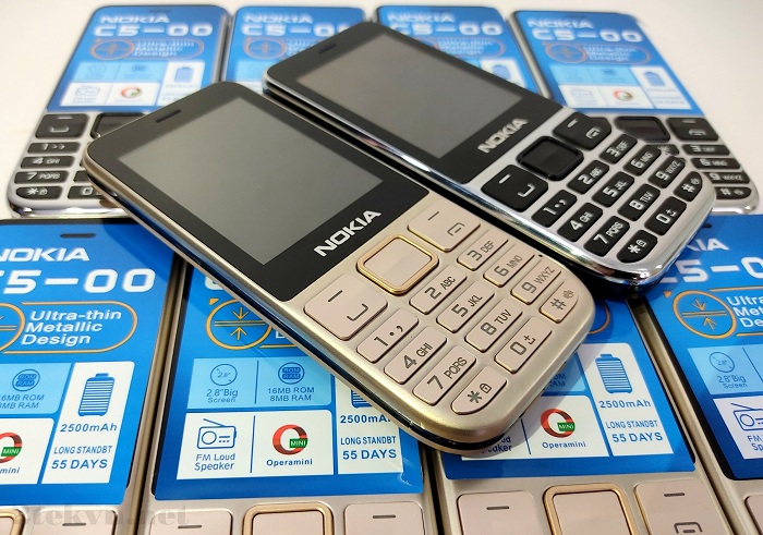 Nokia C5-00 (2020) được thiết kế với hai màu cho bạn lựa chọn là vàng và đen bạc