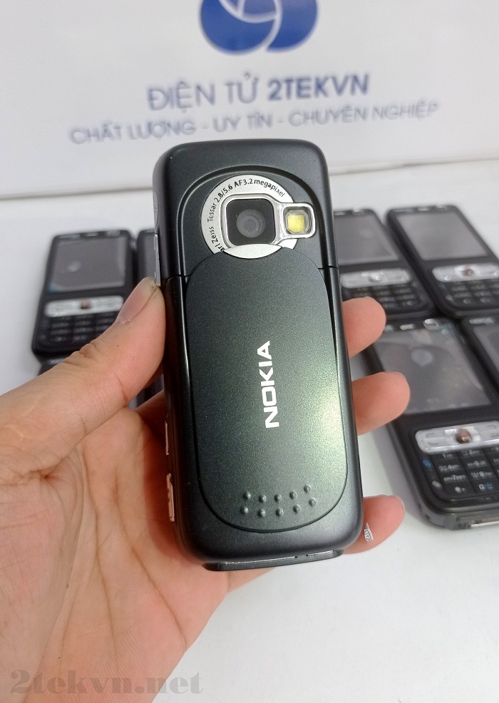 Mặt lứng Nokia N73 được thiết kế độc đáo