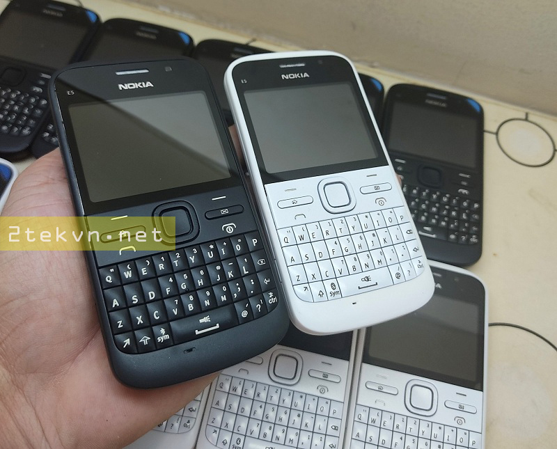 Nokia E5 có 2 màu đen và trắng cho bạn lựa chọn