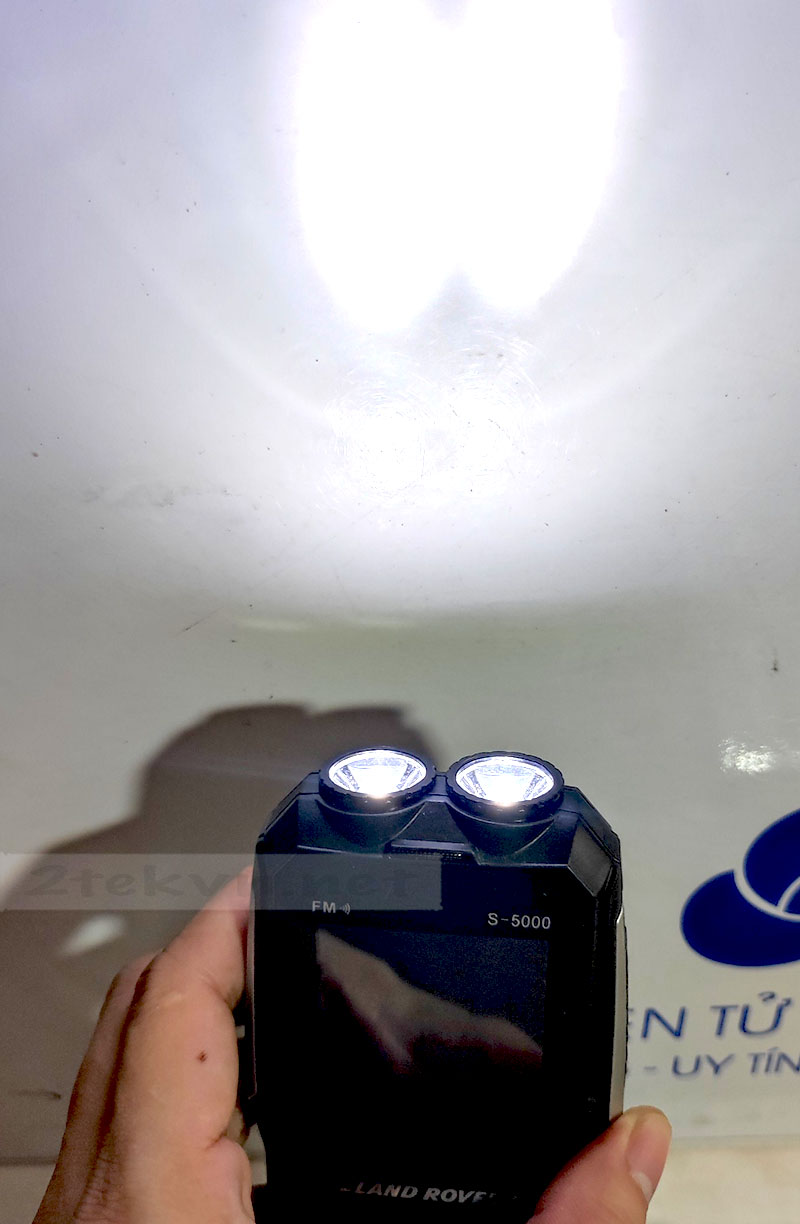 Phía trên đỉnh đầu của máy là bộ đôi đèn pin siêu sáng