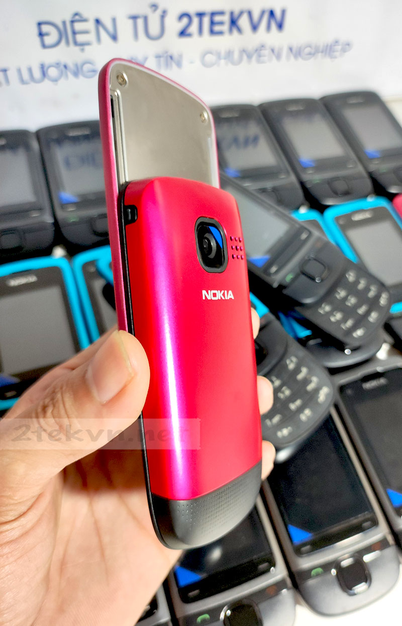Nokia C2-05 có màu sắc bóng bẩy và thời trang