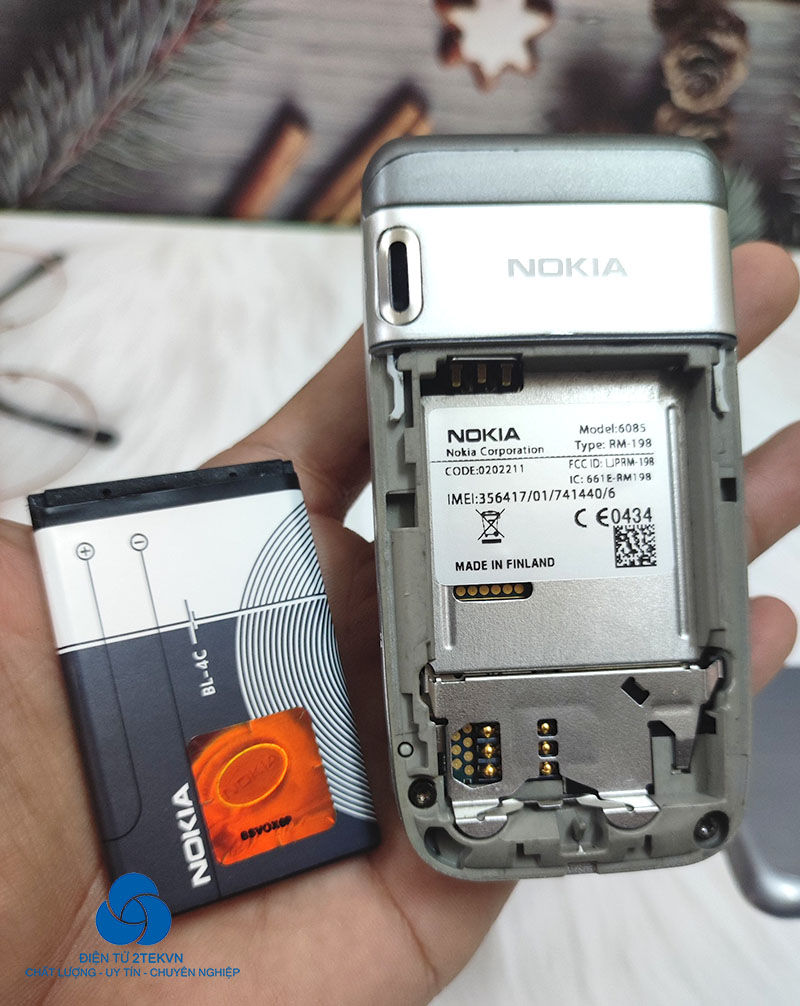 Nokia 6085 sử dụng loại pin rời BL-4C
