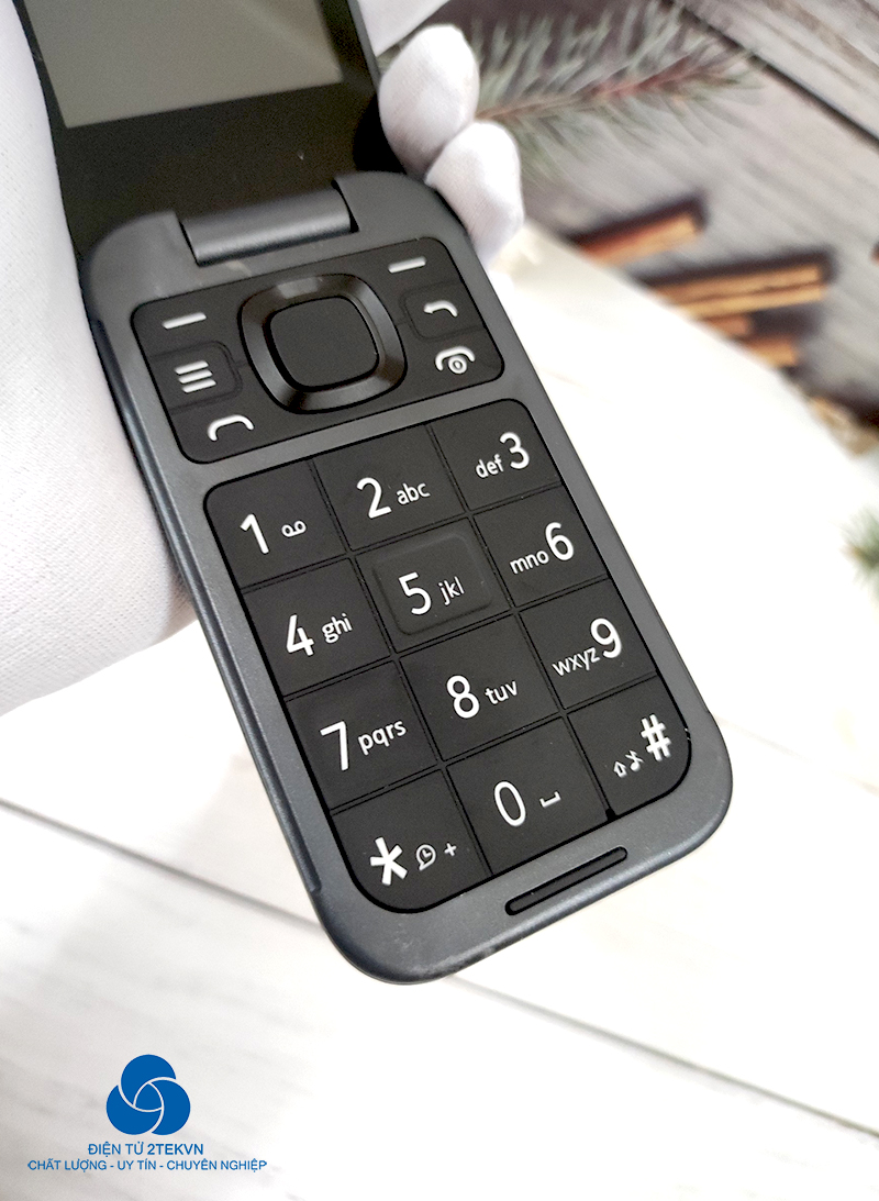 Bàn phím Nokia 2760 flip được thiết kế bằng cao su và khá lớn, cho cảm giác êm tay khi thao tác