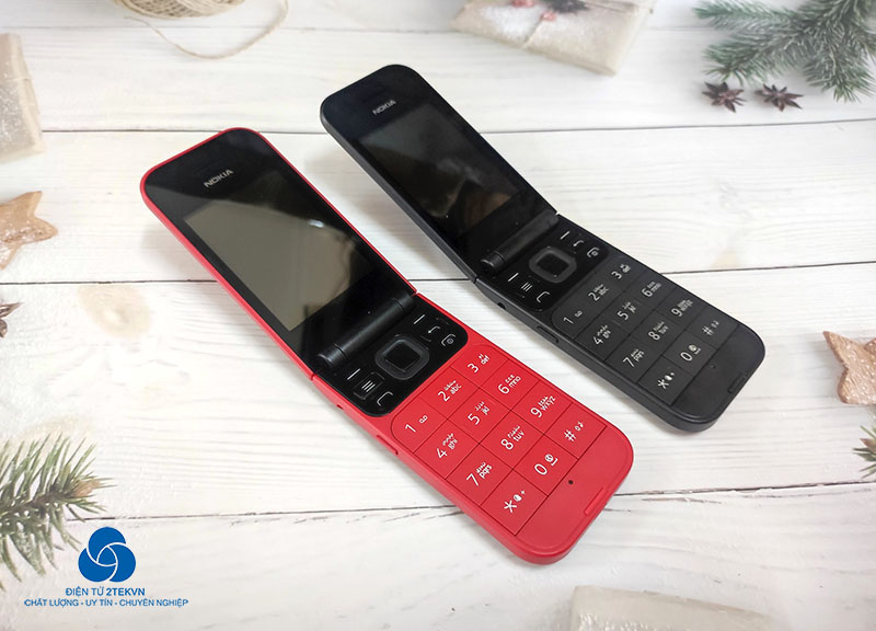 Nokia 2720 flip được thiết kế với 2 màu sắc để lựa chọn là Đen và Đỏ